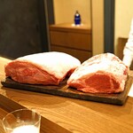アカ - 左のお肉が ”神戸牛のランプ”、右が ”奈良県大和牛のヒレ肉”
