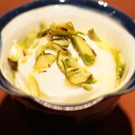 アカ - 山羊のミルクアイスと岡山のオリーブオイルとスペイン産ローストピスタチオ
