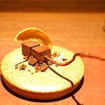 アカ - アマゾンカカオと生チョコ　リンゴのチップスとナッツを添えて