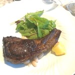 La Brianza - 北海道産仔羊のグリル(Lボーン)。香ばしくローストされた火入れはジャスト、ジューシーでやわらかくすごくおいしい。ラムならではの個性は控えめででもちゃんとあり好み、今まで食べてきたラムの中でマイベスト♡