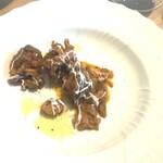 La Brianza - 愛農ポークのポルペッティとモルツェッロ。愛農ポークのポルペッティ(肉だんご)が肉肉しくジューシー甘みもあり、表面が香ばしく本当においしい。モルツェッロと絡めてまたおいしい。引き立てあってると思う。