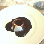 La Brianza - パンナコッタチョコレートソース。ナッツっぽいような香ばしさが感じられ、なめらかでまろやかでクリーミーおいしい。冷たいパンナコッタにあたたかいチョコレートソースという組み合わせも楽しく、溶けかけ感も美味
