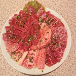 牛の五六八 - カルビハラミロース盛り合わせ