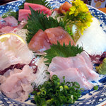 寿司と地魚料理　大徳家 - 刺身盛り合わせ（ｶｼﾞｷ,ﾔﾘｲｶ,ﾒﾇｹ,ﾋﾗﾒｴﾝｶﾞﾜ,ﾋﾗﾒ,ｱｼﾞ,ﾎﾝﾏｸﾞﾛ,ｱｶｶﾞｲ）