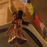 スルエシー - 天井にぶらさがる数々のネパールの人形は ヒンドゥー教の「カトマンズ」