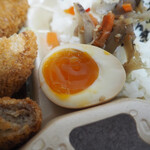 Okazu Koubou - 半熟ゆで卵が添えられた普通盛りのご飯です