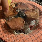 炭火焼肉 肉刺し にく式 - 焼く