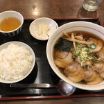 Torin - 醤油チャーシュー麺750円に餃子に小ライスのセット1020円。