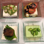 Chizue - 前菜はお豆腐４種。 オクラ和え、勝浦産酒盗和え、房総の鯛味噌和え、枝豆豆腐。