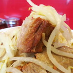 ラーメン二郎 - 豚の厚み