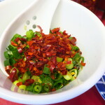 ラーメン二郎 - 待ってる間に粗挽き唐辛子投下～♪