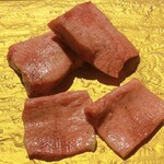 炭火焼肉 ふちおか - 厚切りタン
      薄切りタン