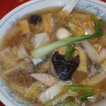 日月亭 - 沢山の具材で賑やかなラーメン。五目うま煮そば！