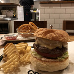 CRUZ BURGERS & CRAFT BEERS - 【LTD BURGER】
      アップル&ゴーダチーズバーガー¥1380
      
      オニオンリングL¥600
      