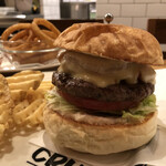 CRUZ BURGERS & CRAFT BEERS - 【LTD BURGER】
      アップル&ゴーダチーズバーガー¥1380
      
      オニオンリングL¥600
      