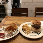 CRUZ BURGERS & CRAFT BEERS - 【LTD BURGER】
      アップル&ゴーダチーズバーガー¥1380
      
      オニオンリングL¥600
      