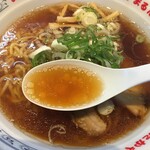 まるたかや - 豚骨ベースでいい感じにアブラ浮いたラーメン。
            
            昔はこんなにシャープな味では無かったと思うが。
            
            
            