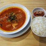 Monami Shokudou - 和牛ユッケジャンスープ、ライス、キムチ
