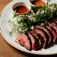 “クライングタイガー”牛ハラミステーキ ホット＆サワーソース