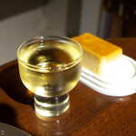 日本酒ギャラリー 壺の中 - 熟成を経た貴醸酒に、7-11のイタリアンチーズケーキ。絶妙です