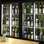 Nihonshu Gyarari Tsubo No Naka - 冷蔵ケースには、縦3段×横24列、合計72種類の地酒が並べられる