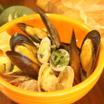 Steamed clams and mules in wine