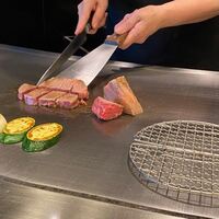 喜久家 - 料理は目の前の鉄板で焼き上げてくれます、これぞ鉄板焼きの醍醐味ですね。