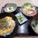 京王ラーメン - 親子丼(味噌汁、奴、サラダ付)¥650