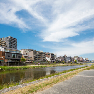 東山を望む鴨川沿いのロケーション