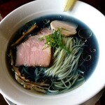 麺屋 菜花奈 - バタフライピーの貝出汁拉麺950円