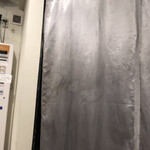 創作麺工房 鳴龍 - 閉店後はカーテンが閉められます