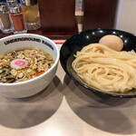 アンダーグラウンド ラーメン 頑者 - 卓上には調味料も充実