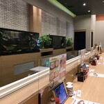 北海道海鮮市場寿司 とっぴ～ - カウンター席と水槽。