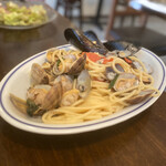 Osteria bar rozzo azzurro - 名物！色々貝類のナポリ風スパゲッティ(魚介のアズーロ風)