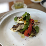 天草タイにオリーブケッパー玉ねぎ冷製ソース