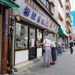 おにぎりぼんご - 外観。並ぶ日も。