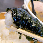 野菜みそラーメン 鬼首 - 海苔で巻くよねー