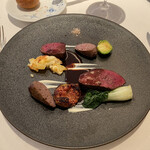 オオハラ エ シーアイイー - 肉料理 夏鹿もも肉のステーキと自家製ソーセージ ポワブラードソース イチジクを添えて
      2020年8月7日ランチ