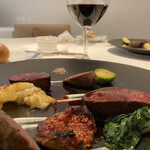 オオハラ エ シーアイイー - 肉料理 夏鹿もも肉のステーキと自家製ソーセージ ポワブラードソース イチジクを添えて
      2020年8月7日ランチ