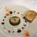 レストラン タテル ヨシノ 銀座 - メニューコンフェクション６０５０円。人参を纏ったフォワグラのフォンダン トリュフ風味。付け合わせも鮮やかな一品です。フォワグラとの相性も抜群です（╹◡╹）（╹◡╹）