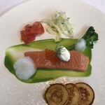 レストラン タテル ヨシノ 銀座 - メニューコンフェクション６０５０円。軽くスモークしたサーモンミーキュイ ステラマリス風。サーモン、じゃがいものパンケーキ、クレソンなど。彩りが素晴らしいですね（╹◡╹）