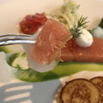 レストラン タテル ヨシノ 銀座 - メニューコンフェクション６０５０円。軽くスモークしたサーモンミーキュイ ステラマリス風。低温調理のサーモンは、生に近い味わいながら、食感がネットリして、とーっても美味しかったです（╹◡╹）（╹◡╹）