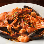 ワイン&魚 イタリアン バーリーズ - 自家製トマトソースと豊洲魚介のペスカトーレ