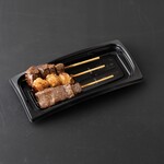 焼きたて串3種盛り（おまかせ塩・白ホルモン秘伝タレ・レバータレ）																	