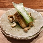 東山 吉寿 - 鰻パイ：鰻の白焼き 焼きいちじく 紹興酒と葱のソース 青梗菜 パンの乾煎りとカシューナッツ