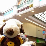 お腹がすいたボキらはジャンジャン横丁に。ジャンジャンというのは三味線の音から来てるんだって。大阪の中でも独特の雰囲気のある場所なんだ。