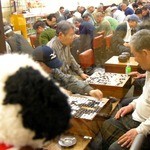 碁会所、将棋クラブ、雀荘があって、外から見ることができるよ。お昼からお酒を呑めるお店も多いんだ。