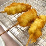 八重勝 - まず、牛肉串カツ３本。揚げたてなので、あつあつだよ〜
