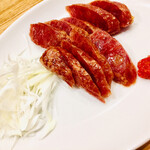 かつぎや - 腸詰はしっかり焼いてからアツアツを切って出してくれます　豆板醤がまた美味しいんですよ