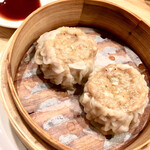 かつぎや - かつぎや肉焼売　名前の通り肉々しい焼売です　蒸すのに20分以上かかるので早めに注文しましょう